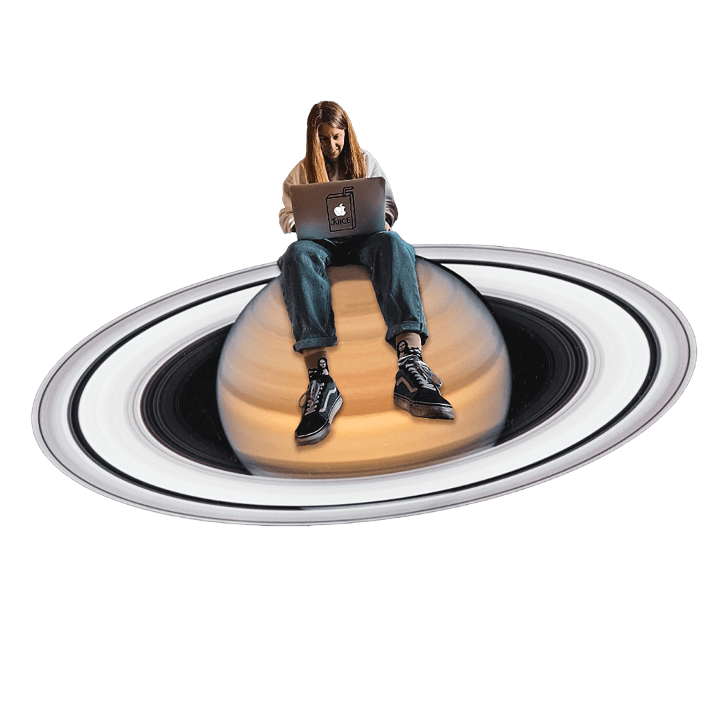 L'Immagine rappresenta Marina Pardini su Saturno con il computer. È un'immagine realizzata con photoshop.